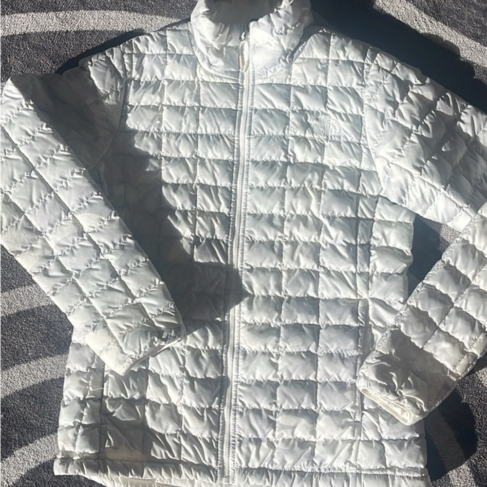 The North Face Women's Light Gray & White camo Quilted Puffer Jacket